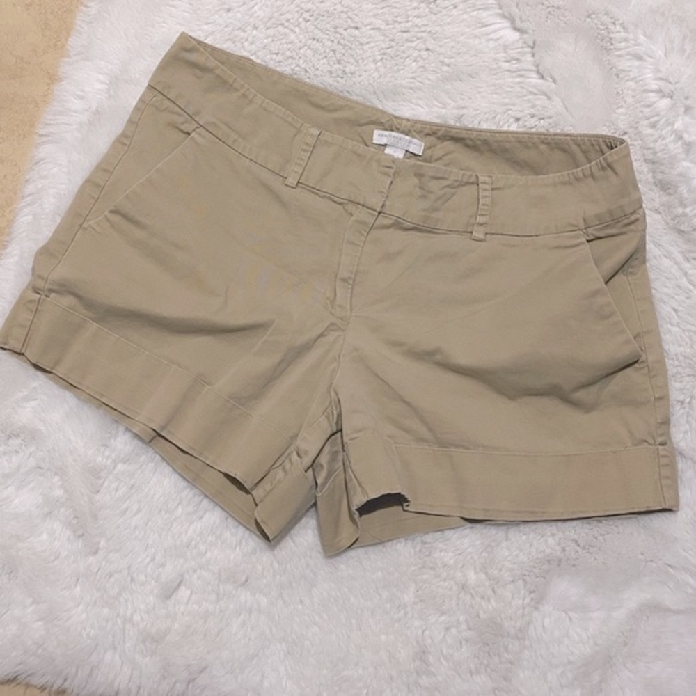 Wm’s sz 10 Light Tan New York & Company Stretch Cuffed Shorts